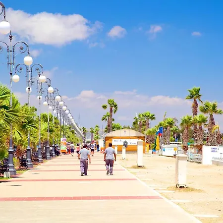 Lägenhet Spacious Larnaca