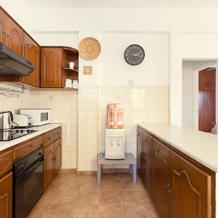 Spacious Apartment *